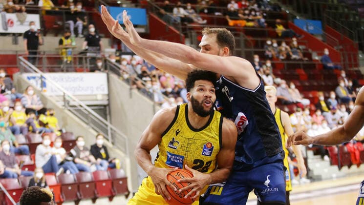 Ludwigsburg , Season Opening , Basketball MHP Riesen Ludwigsburg vs. Merlins Crailsheim , von links: Yoeli Childs ( Riesen ) Dejan Kovacevic ( Merlins )