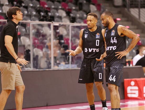 Telekom Baskets Bonn , Testspiel vs. Trainer Pedro Calles, Jaylon Brown, Jabril Durham Hamburg Towers easyCredit BBL 1. Bundesliga , Saison 2021 2022