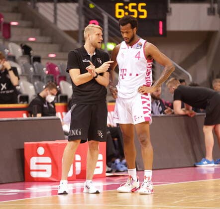 Trainer Tuomas Iisalo, Justin Gorham Telekom Baskets Bonn , Testspiel vs. Hamburg Towers easyCredit BBL 1. Bundesliga , Saison 2021 2022