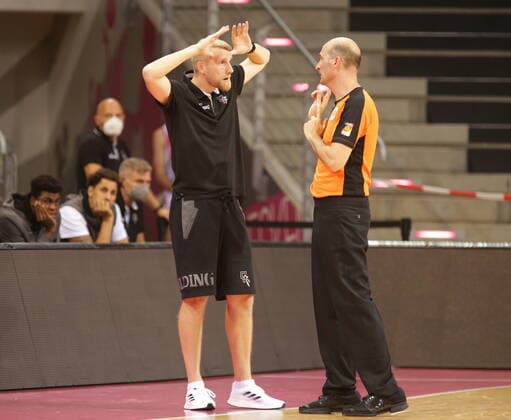 Trainer Tuomas Iisalo Telekom Baskets Bonn , Testspiel vs. Hamburg Towers , diskutiert mit Schiedsrichter easyCredit BBL 1. Bundesliga , Saison 2021 2022