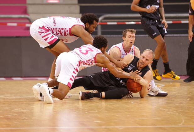 Justin Gorham, Parker Jackson-Cartwright, Skyler Bowlin Telekom Baskets Bonn , Testspiel vs. Seth Hinrichs Hamburg Towers , am Boden easyCredit BBL 1. Bundesliga , Saison 2021 2022