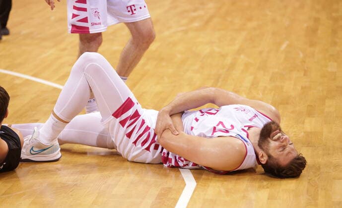 verletzt am Boden: Leon Kratzer Telekom Baskets Bonn , Testspiel vs. Hamburg Towers easyCredit BBL 1. Bundesliga , Saison 2021 2022