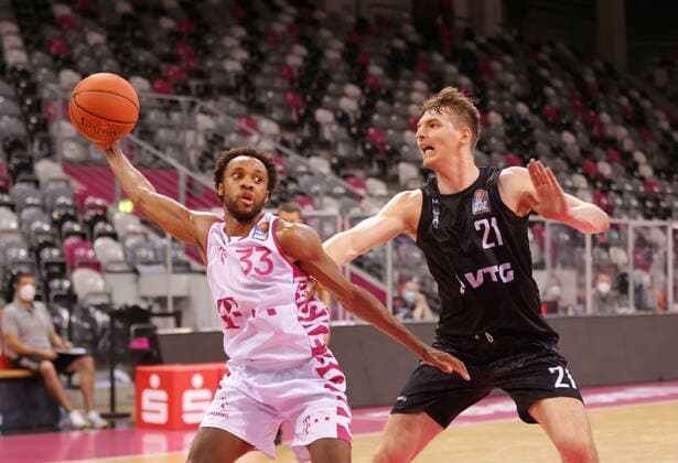 Parker Jackson-Cartwright Telekom Baskets Bonn , Testspiel vs. Justus Hollatz Hamburg Towers easyCredit BBL 1. Bundesliga , Saison 2021 2022