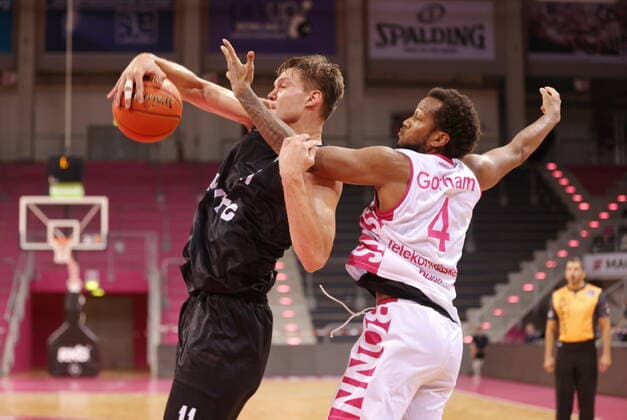 Justin Gorham Telekom Baskets Bonn , Testspiel vs. Maik Kotsar Hamburg Towers easyCredit BBL 1. Bundesliga , Saison 2021 2022