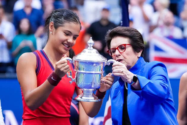 Billy Jean King hands the trophy to Emma Raducanu of Great Britain after her win against Leylah Fernandez of Canada in straight sets in the Women s Final in Arthur Ashe Stadium at the 2021 US Open Tennis Championships at the USTA Billie Jean King National Tennis Center on Saturday, September 11, 2021 in New York City. Raducanu is the first qualifier to win the U.S. Open.  NYP20210911817 COREYxSIPKIN