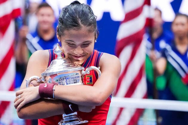 Emma Raducanu of Great Britain hugs the trophy after her win against Leylah Fernandez of Canada in straight sets in the Women s Final in Arthur Ashe Stadium at the 2021 US Open Tennis Championships at the USTA Billie Jean King National Tennis Center on Saturday, September 11, 2021 in New York City. Raducanu is the first qualifier to win the U.S. Open.  NYP20210911823 COREYxSIPKIN