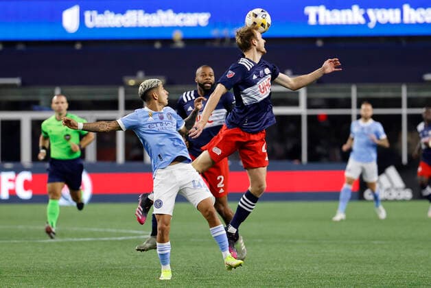 FOXBOROUGH, MA - SEPTEMBER 11: New England Revolution defender Henry Kessler (4) heads the ball away from New York City FC midfielder Santiago Rodriguez (42) during a match between the New England Revolution and New York City FC on September 11, 2021 at Gillette Stadium in Foxborough, Massachusetts. (Photo by Fred Kfoury III Icon Sportswire) SOCCER: SEP 11 MLS, Fussball Herren, USA - New York City FC at New England Revolution Icon482210911001