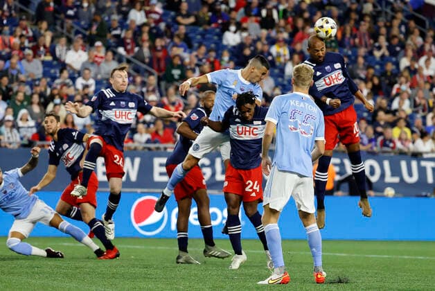 FOXBOROUGH, MA - SEPTEMBER 11: New England Revolution midfielder Teal Bunbury (10) heads the ball away on a corner kick during a match between the New England Revolution and New York City FC on September 11, 2021 at Gillette Stadium in Foxborough, Massachusetts. (Photo by Fred Kfoury III Icon Sportswire) SOCCER: SEP 11 MLS, Fussball Herren, USA - New York City FC at New England Revolution Icon482210911004