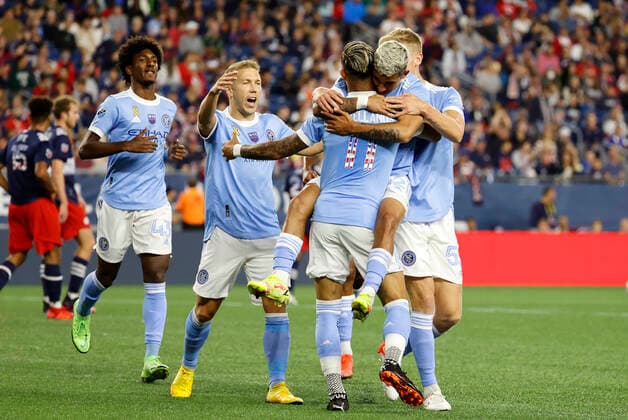 FOXBOROUGH, MA - SEPTEMBER 11: New York City FC midfielder Santiago Rodriguez (42) jumps into the arms of New York City FC forward Valentin Castellanos (11) after scoring during a match between the New England Revolution and New York City FC on September 11, 2021 at Gillette Stadium in Foxborough, Massachusetts. (Photo by Fred Kfoury III Icon Sportswire) SOCCER: SEP 11 MLS, Fussball Herren, USA - New York City FC at New England Revolution Icon482210911009
