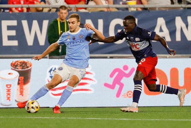 FOXBOROUGH, MA - SEPTEMBER 11: New York City FC midfielder James Sands (16) plays the ball away from New England Revolution forward Edward Kizza (19) during a match between the New England Revolution and New York City FC on September 11, 2021 at Gillette Stadium in Foxborough, Massachusetts. (Photo by Fred Kfoury III Icon Sportswire) SOCCER: SEP 11 MLS, Fussball Herren, USA - New York City FC at New England Revolution Icon482210911026