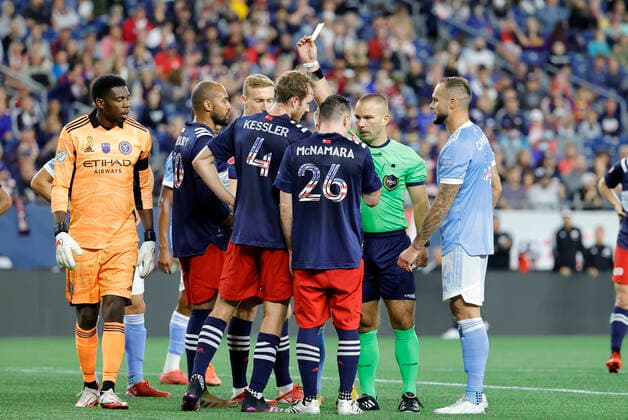 FOXBOROUGH, MA - SEPTEMBER 11: New England Revolution defender Henry Kessler (4) gets a yellow card from referee Chris Penso during a match between the New England Revolution and New York City FC on September 11, 2021 at Gillette Stadium in Foxborough, Massachusetts. (Photo by Fred Kfoury III Icon Sportswire) SOCCER: SEP 11 MLS, Fussball Herren, USA - New York City FC at New England Revolution Icon482210911030