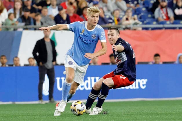 FOXBOROUGH, MA - SEPTEMBER 11: New York City FC midfielder Keaton Parks (55) cuts away from New England Revolution midfielder Tommy McNamara (26) during a match between the New England Revolution and New York City FC on September 11, 2021 at Gillette Stadium in Foxborough, Massachusetts. (Photo by Fred Kfoury III Icon Sportswire) SOCCER: SEP 11 MLS, Fussball Herren, USA - New York City FC at New England Revolution Icon482210911050
