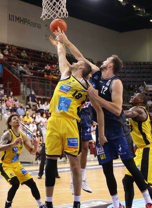 Ludwigsburg , Season Opening , Basketball MHP Riesen Ludwigsburg vs. Merlins Crailsheim , von links: Jonas Wohlfarth-Bottermann ( Riesen ) Dejan Kovacevic ( Merlins )