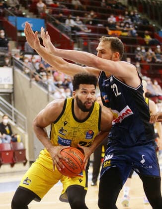 Ludwigsburg , Season Opening , Basketball MHP Riesen Ludwigsburg vs. Merlins Crailsheim , von links: Yoeli Childs ( Riesen ) Dejan Kovacevic ( Merlins )