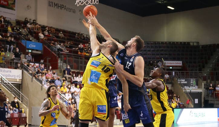 Ludwigsburg , Season Opening , Basketball MHP Riesen Ludwigsburg vs. Merlins Crailsheim , von links: Jonas Wohlfarth-Bottermann ( Riesen ) Dejan Kovacevic ( Merlins )