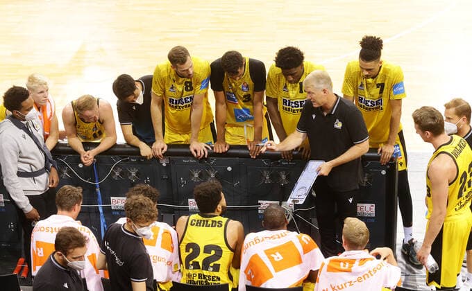 Ludwigsburg , Season Opening , Basketball MHP Riesen Ludwigsburg vs. Merlins Crailsheim , Trainer John Patrick ( Riesen ) mit seiner Mannschaft bei einer Auszeit