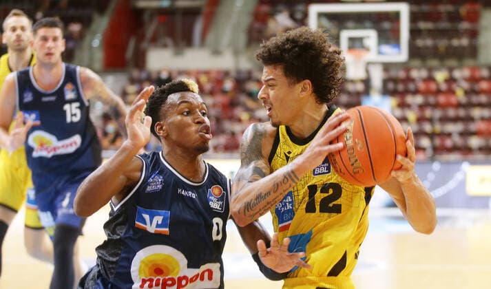 Ludwigsburg , Season Opening , Basketball MHP Riesen Ludwigsburg vs. Merlins Crailsheim , von links: Timothy Shorts ( Merlins ) Jonah Radebough ( Riesen )