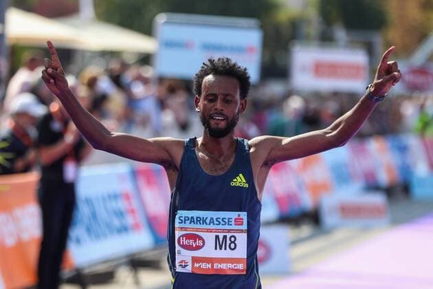 Bilder des Jahres 2021, Sport 09 September Sport Themen der Woche KW36 RUNNING - VCM 2021 VIENNA,AUSTRIA,12.SEP.21 - ATHLETICS, RUNNING - Vienna City Marathon. Image shows Derara Hurisa (ETH).  GEPAxpictures xPhilippxBrem
