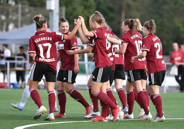 12.09.2021 - Fussball - Saison 2021 2022 - 2. Bundesliga - Frauen Damen - 04. Spieltag: 1. FC Nürnberg Nuernberg FCN ( Club ) - TSV Schwaben Augsburg - OGo - Mannschaft Team Torjubel Jubel Freude