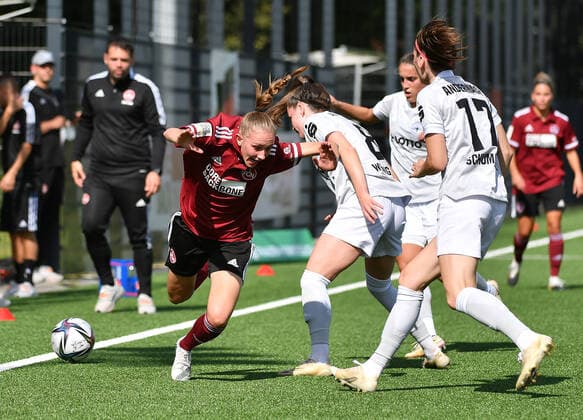 12.09.2021 - Fussball - Saison 2021 2022 - 2. Bundesliga - Frauen Damen - 04. Spieltag: 1. FC Nürnberg Nuernberg FCN ( Club ) - TSV Schwaben Augsburg - OGo - Nadja Burkard (22, 1. FC Nürnberg FCN ) Maren Weingarz (8, SG 99 Andernach)