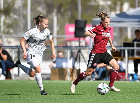 12.09.2021 - Fussball - Saison 2021 2022 - 2. Bundesliga - Frauen Damen - 04. Spieltag: 1. FC Nürnberg Nuernberg FCN ( Club ) - TSV Schwaben Augsburg - OGo - Carolin Dillenburg (14, SG 99 Andernach) Nastassja Lein (24, 1. FC Nürnberg FCN )