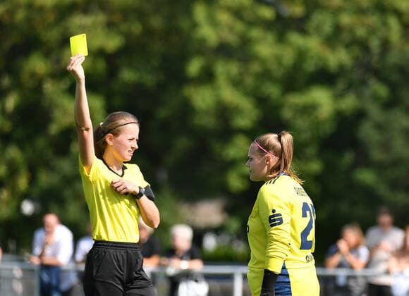 12.09.2021 - Fussball - Saison 2021 2022 - 2. Bundesliga - Frauen Damen - 04. Spieltag: 1. FC Nürnberg Nuernberg FCN ( Club ) - TSV Schwaben Augsburg - OGo - Kathrin Günther (25, SG 99 Andernach) gelbe Karte Gelb