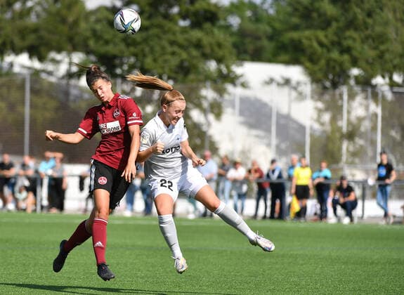 12.09.2021 - Fussball - Saison 2021 2022 - 2. Bundesliga - Frauen Damen - 04. Spieltag: 1. FC Nürnberg Nuernberg FCN ( Club ) - TSV Schwaben Augsburg - OGo - Nele Bauereisen (23, 1. FC Nürnberg FCN ) Zoe Brückel (22, SG 99 Andernach)