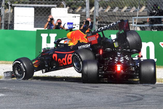 VERSTAPPEN Max F1 Team Red Bull Racing beim Crash mit HAMILTON Lewis Team Mercedes AMG F1 Formel one GP von Italien 2021 am 12. September 2021 in Monza