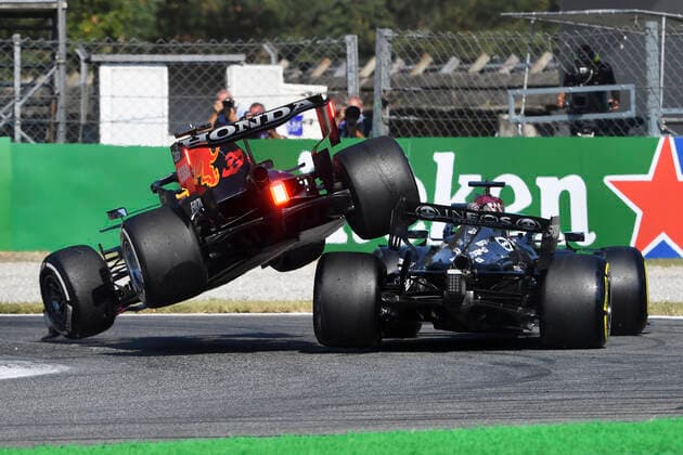 VERSTAPPEN Max F1 Team Red Bull Racing beim Crash mit HAMILTON Lewis Team Mercedes AMG F1 Formel one GP von Italien 2021 am 12. September 2021 in Monza