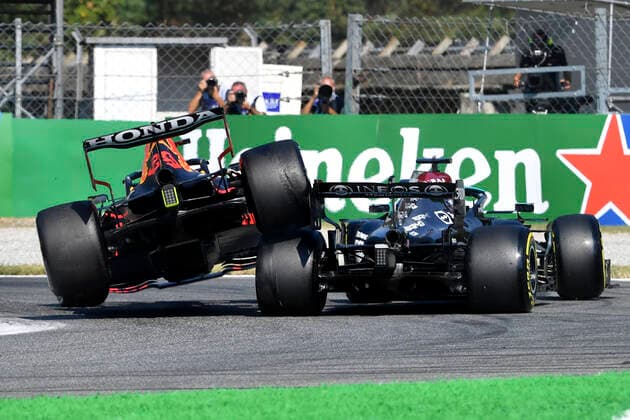 VERSTAPPEN Max F1 Team Red Bull Racing beim Crash mit HAMILTON Lewis Team Mercedes AMG F1 Formel one GP von Italien 2021 am 12. September 2021 in Monza