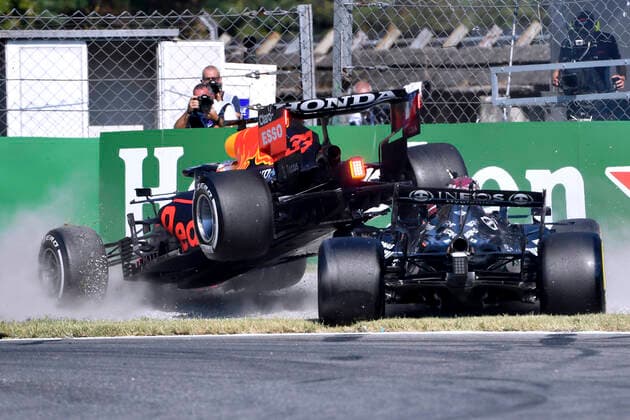 VERSTAPPEN Max F1 Team Red Bull Racing beim Crash mit HAMILTON Lewis Team Mercedes AMG F1 Formel one GP von Italien 2021 am 12. September 2021 in Monza
