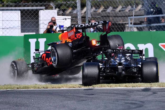 VERSTAPPEN Max F1 Team Red Bull Racing beim Crash mit HAMILTON Lewis Team Mercedes AMG F1 Formel one GP von Italien 2021 am 12. September 2021 in Monza