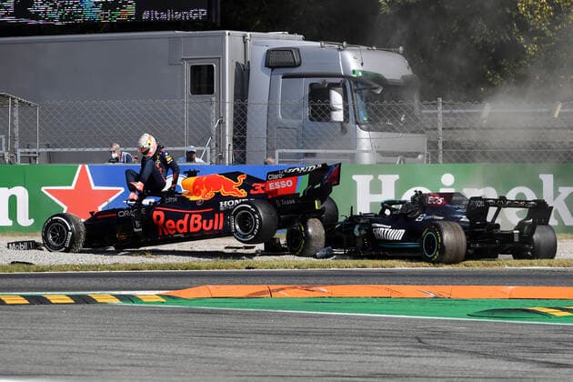 VERSTAPPEN Max F1 Team Red Bull Racing beim Crash mit HAMILTON Lewis Team Mercedes AMG F1 Formel one GP von Italien 2021 am 12. September 2021 in Monza