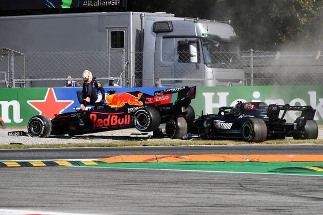 VERSTAPPEN Max F1 Team Red Bull Racing beim Crash mit HAMILTON Lewis Team Mercedes AMG F1 Formel one GP von Italien 2021 am 12. September 2021 in Monza