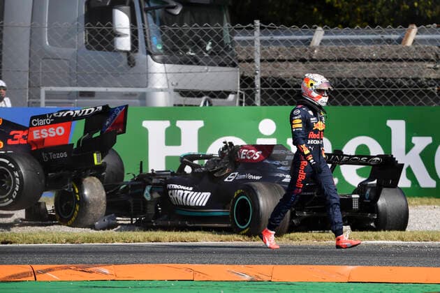 VERSTAPPEN Max F1 Team Red Bull Racing beim Crash mit HAMILTON Lewis Team Mercedes AMG F1 Formel one GP von Italien 2021 am 12. September 2021 in Monza
