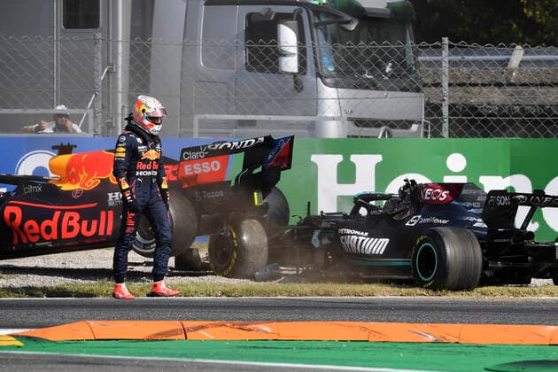 VERSTAPPEN Max F1 Team Red Bull Racing beim Crash mit HAMILTON Lewis Team Mercedes AMG F1 Formel one GP von Italien 2021 am 12. September 2021 in Monza