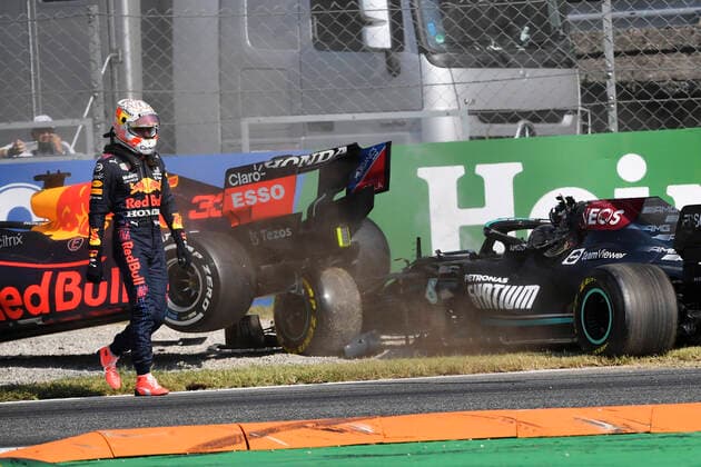 VERSTAPPEN Max F1 Team Red Bull Racing beim Crash mit HAMILTON Lewis Team Mercedes AMG F1 Formel one GP von Italien 2021 am 12. September 2021 in Monza