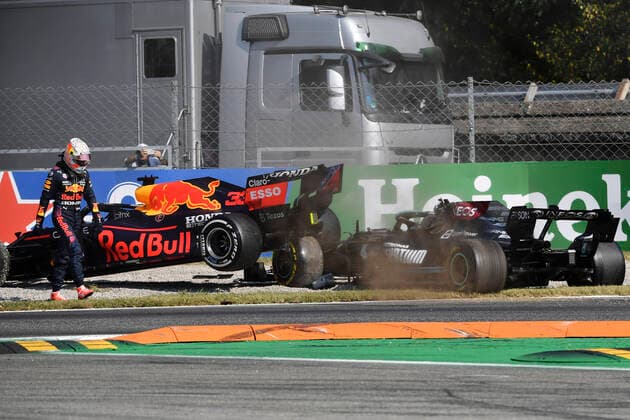 VERSTAPPEN Max F1 Team Red Bull Racing beim Crash mit HAMILTON Lewis Team Mercedes AMG F1 Formel one GP von Italien 2021 am 12. September 2021 in Monza
