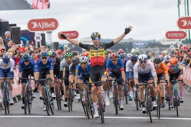 Bilder des Jahres 2021, Sport 09 September Sport Themen der Woche KW36 Tour of Britain 2021 Stage Eight Wout van Aert of Team Jumbo-Visma wins Stage 8 and the general classification of the AJ Bell Tour of Britain 2021 between Stonehaven to Aberdeen, , Scotland on 12 September 2021. Editorial use only , Copyright: xStephenxDobsonx PSI-13556-0030