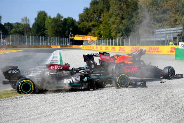 VERSTAPPEN Max F1 Team Red Bull Racing beim Crash mit HAMILTON Lewis Team Mercedes AMG F1 Formel one GP von Italien 2021 am 12. September 2021 in Monza