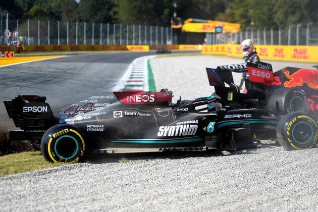 VERSTAPPEN Max F1 Team Red Bull Racing beim Crash mit HAMILTON Lewis Team Mercedes AMG F1 Formel one GP von Italien 2021 am 12. September 2021 in Monza