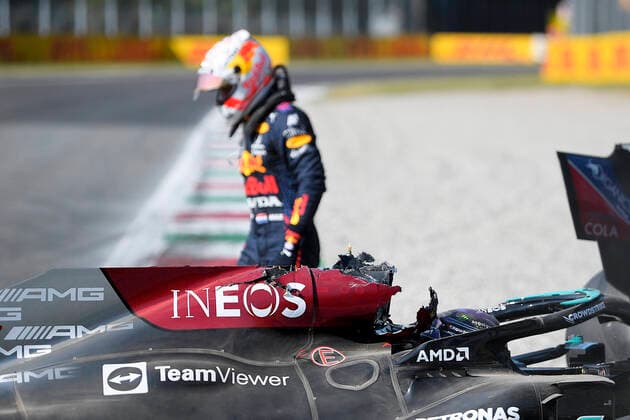 VERSTAPPEN Max F1 Team Red Bull Racing beim Crash mit HAMILTON Lewis Team Mercedes AMG F1 Formel one GP von Italien 2021 am 12. September 2021 in Monza