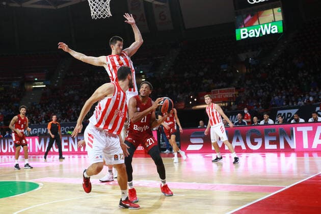 21 Augustine Rubit (FCBB) gegen Nikola KaliniÄ‡, Luka MitroviÄ‡ (Roter Stern) Basketball, Magenta Cup, FC Bayern Basketball - Roter Stern Belgrad im Audi Dome am 12.09.2021, FOTO: Mladen Lackovic LakoPress