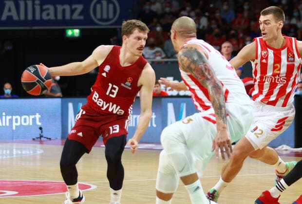 13 Andreas Obst (FCBB) gegen 2 Stefan Lazarevic und Maik Zirbes (Roter Stern) Basketball, Magenta Cup, FC Bayern Basketball - Roter Stern Belgrad im Audi Dome am 12.09.2021, FOTO: Mladen Lackovic LakoPress