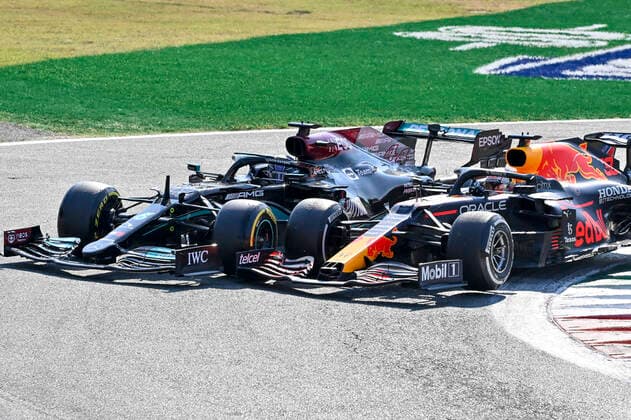 Crash between 44 Lewis Hamilton (GBR, Mercedes-AMG Petronas F1 Team) and 33 Max Verstappen (NED, Red Bull Racing), F1 Grand Prix of Italy at Autodromo Nazionale Monza on September 12, 2021 in Monza, Italy. (Photo by HOCH ZWEI) Monza Italy