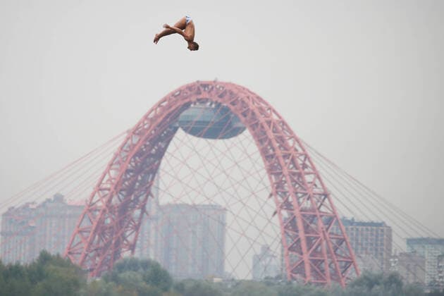 Bilder des Jahres 2021, Sport 09 September Sport Themen der Woche KW36 MOSCOW, RUSSIA â€“ SEPTEMBER 12, 2021: A high diver takes part in Open Water aquatics festival on the Grebnoi Canal in Krylatskoye with Zhivopisny Bridge seen in the background. Artyom Geodakyan TASS  TS110324