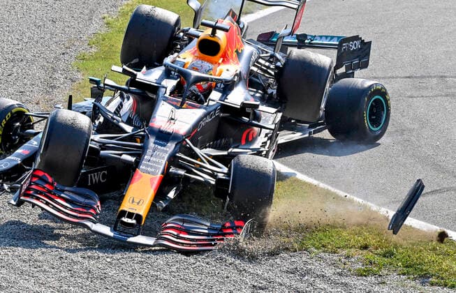 Crash between 44 Lewis Hamilton (GBR, Mercedes-AMG Petronas F1 Team) and 33 Max Verstappen (NED, Red Bull Racing), F1 Grand Prix of Italy at Autodromo Nazionale Monza on September 12, 2021 in Monza, Italy. (Photo by HOCH ZWEI) Monza Italy