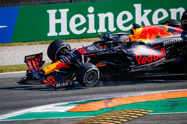 HAMILTON Lewis (gbr), Mercedes AMG F1 GP W12 E Performance, VERSTAPPEN Max (ned), Red Bull Racing Honda RB16B, action crash, accident, during the Formula 1 Heineken Gran Premio D italia 2021, Italian Grand Prix, 14th round of the 2021 FIA Formula One World Championship, WM, Weltmeisterschaft from September 9 to 12, 2021 on the Autodromo Nazionale di Monza, in Monza, Italy FORMULE 1 : Grand prix d Italie - Monza - 12 09 2021 DPPI Panoramic 20210912_GOODEN__GO02014
