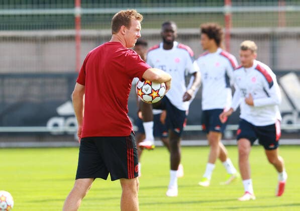 Trainer Julian Nagelsmann, seine Spieler 2 Dayot Upamecano, 10 Leroy Sane, Michael Cuisance Fussball Champions League FC Bayern Muenchen enchen -Abschlusstraining vor dem Spiel gegen FC Barcelona, Barca 13.09.2021 Trainingsgelaende, Saebenerstr. FOTO: Mladen Lackovic LakoPress
