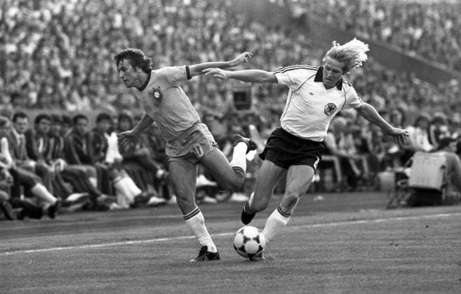 19.05.81 Deutschland - Brasilien Deutschland, Stuttgart, 19.05.1981, Freundschaftsspiel, DFB Deutschland - Brasilien (1:2): v.l. Zico (Brasilien), Bernd Schuster (Deutschland). *** 19 05 81 Germany Brazil Germany, Stuttgart, 19 05 1981, friendly match, DFB Germany Brazil 1 2 v l Zico Brazil , Bernd Schuster Germany